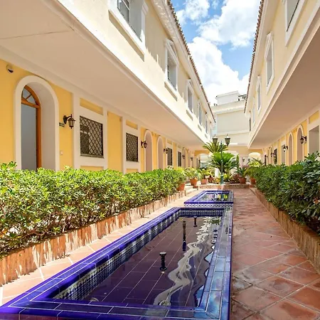 Genteel Aloha Gardens Hotel
